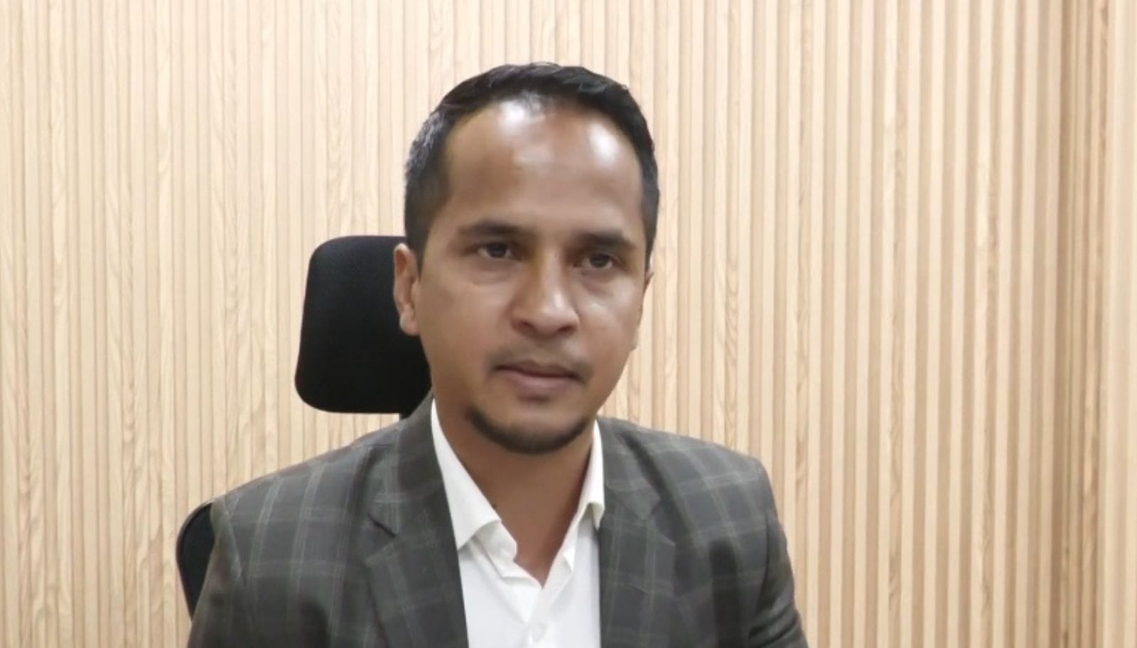 A former minister Mr Kyrmen Shylla speaking to reporters