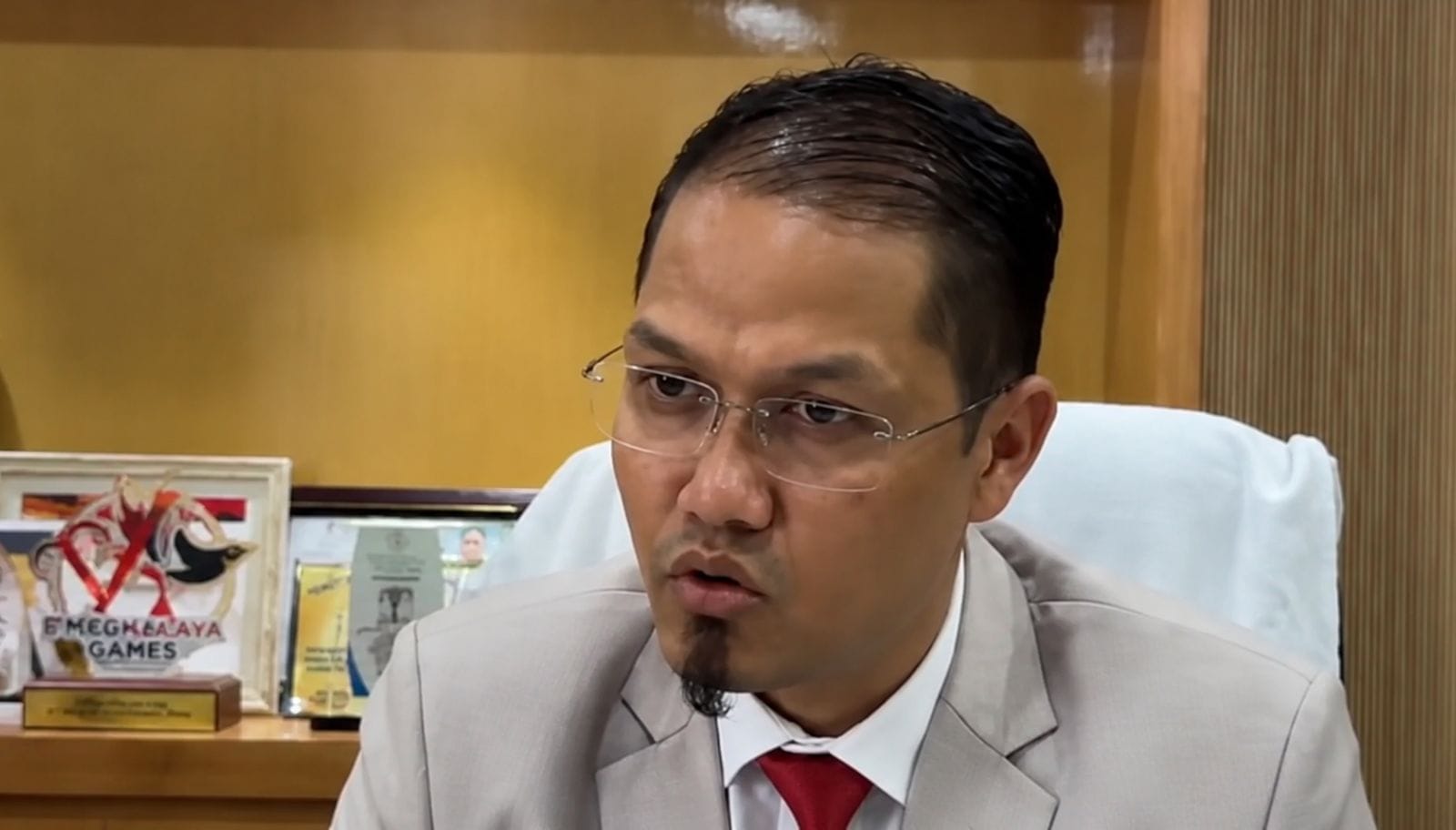 Wailadmiki Shylla speaking to reporters regarding the Shillong Medical College